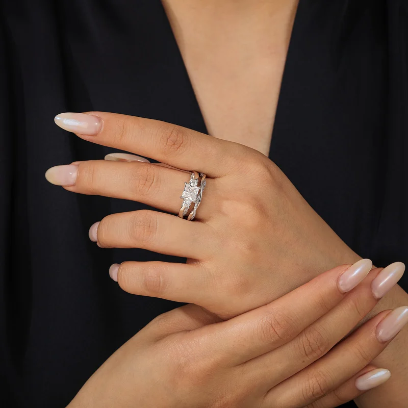 Jeulia Classic Twist Round Three-Stone Ring Set