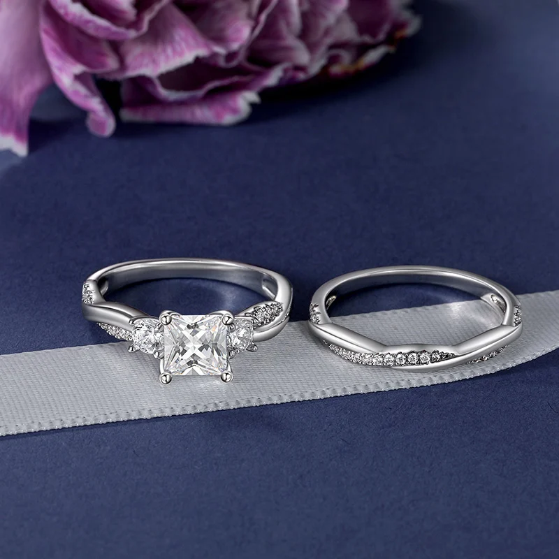 Jeulia Classic Twist Round Three-Stone Ring Set