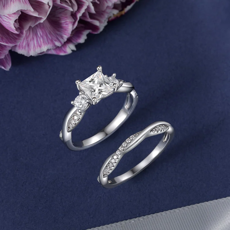 Jeulia Classic Twist Round Three-Stone Ring Set