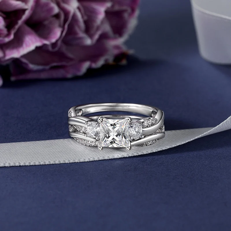 Jeulia Classic Twist Round Three-Stone Ring Set