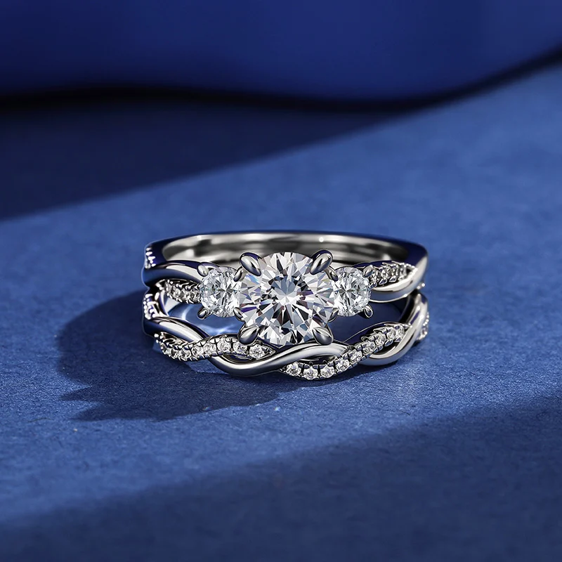 Jeulia Classic Twist Round Three-Stone Ring Set