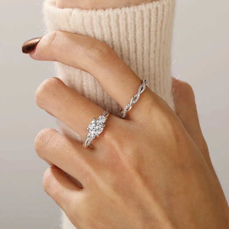Jeulia Classic Twist Round Three-Stone Ring Set