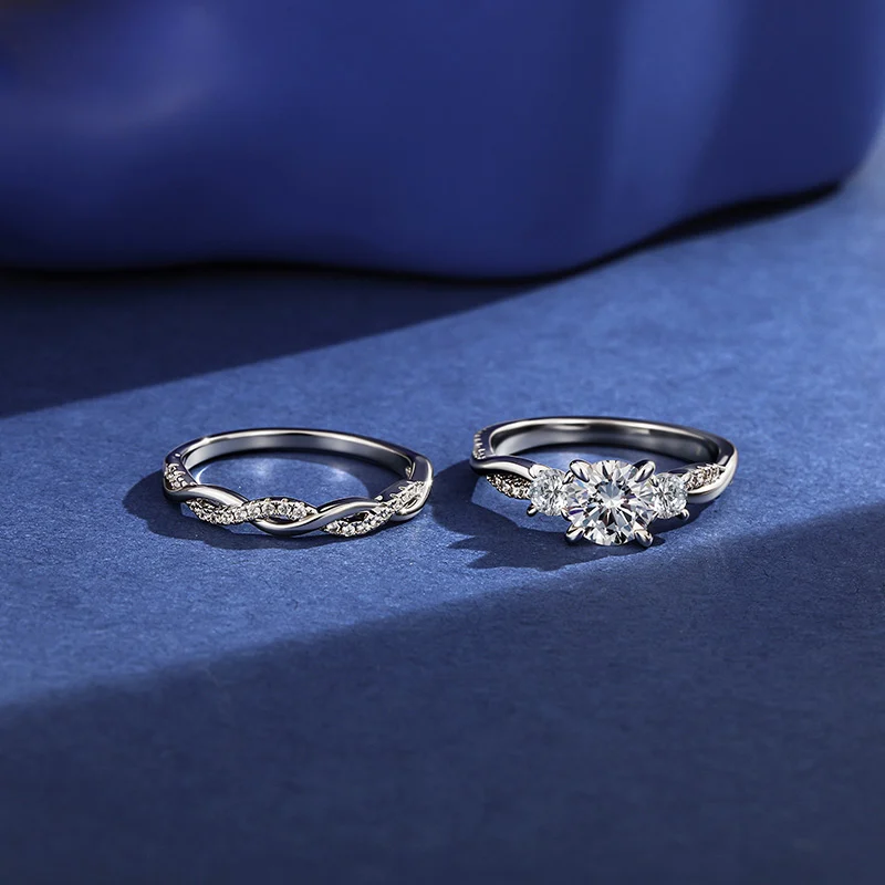 Jeulia Classic Twist Round Three-Stone Ring Set