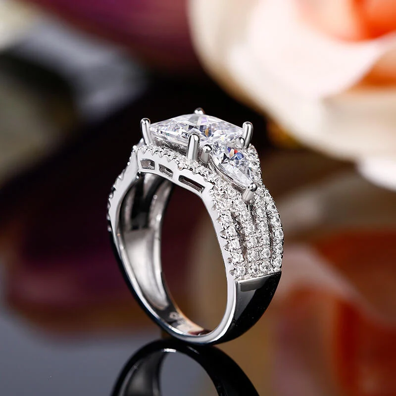 Jeulia Three Stone Princess Cut Sterling Silver Ring