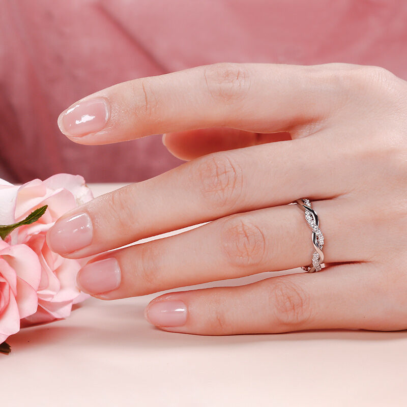 Jeulia Twist Round Cut Sterling Silver Band