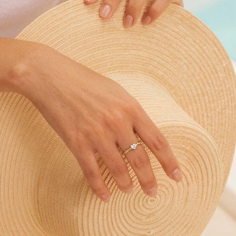 Jeulia Minimalist Twist V-Shape Pavé Heart Promise Ring