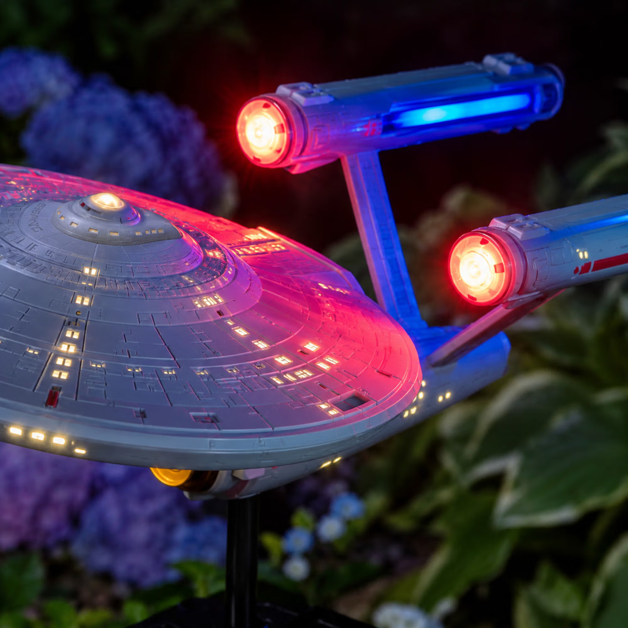 Solárne záhradné svietidlo k 60. výročiu, vonkajšia LED záhradná dekorácia inšpirovaná sci-fi vesmírnou loďou, zberateľská solárna lampa na chodník.