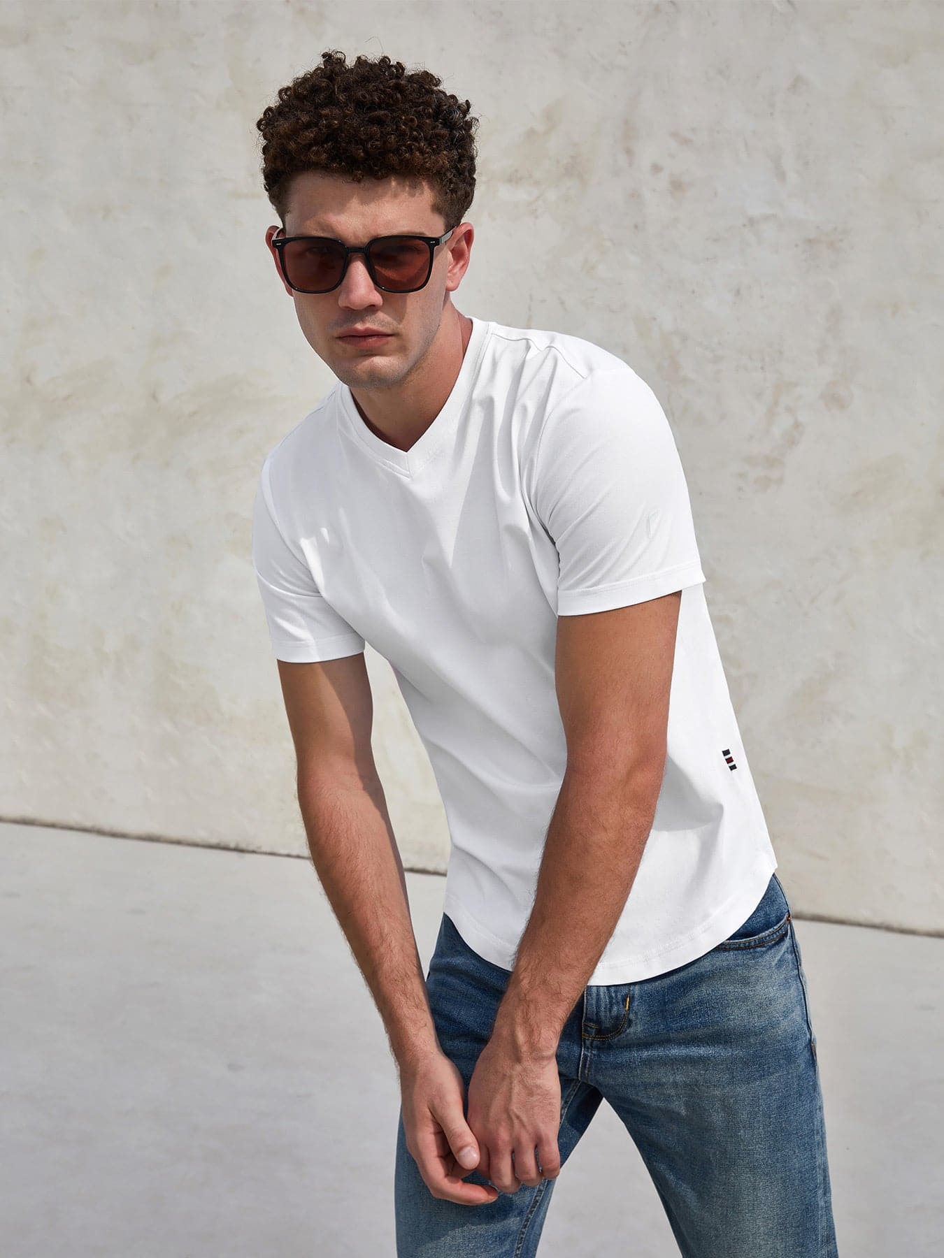 StayCool 2.0 V-neck Curve-Hem Tee: de corte entallado