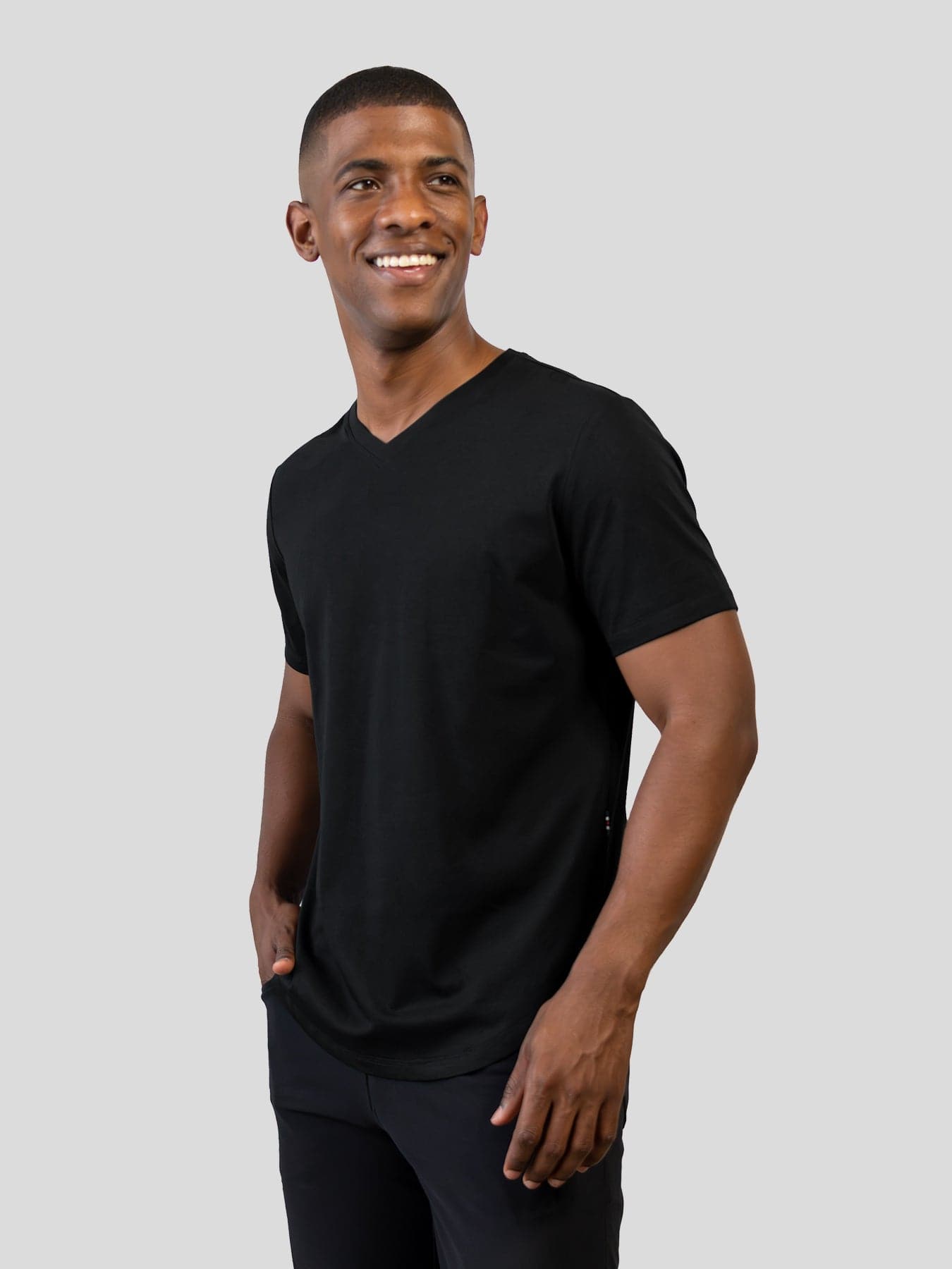 StayCool 2.0 V-neck Curve-Hem Tee: de corte entallado