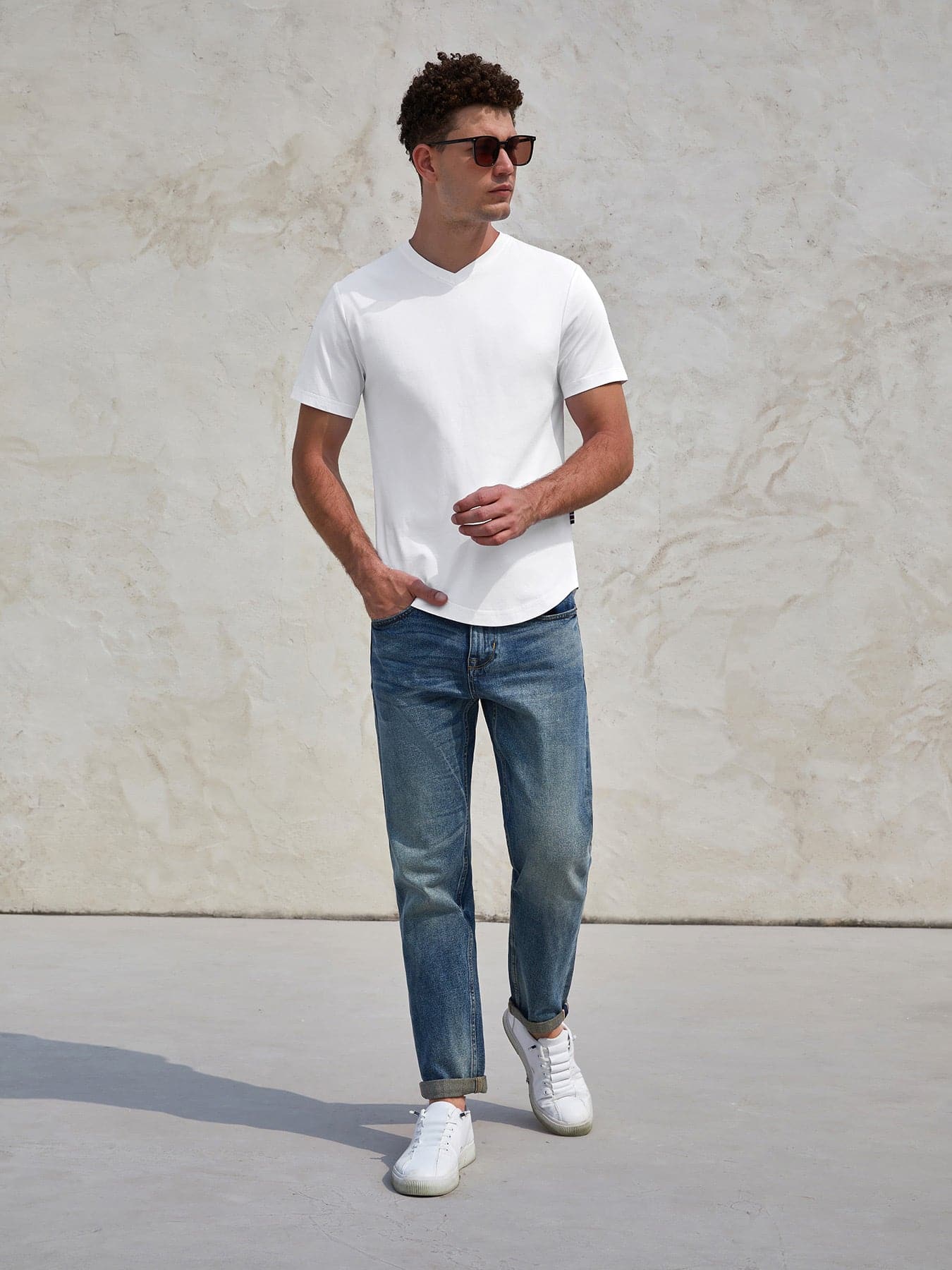 StayCool 2.0 V-neck Curve-Hem Tee: de corte entallado