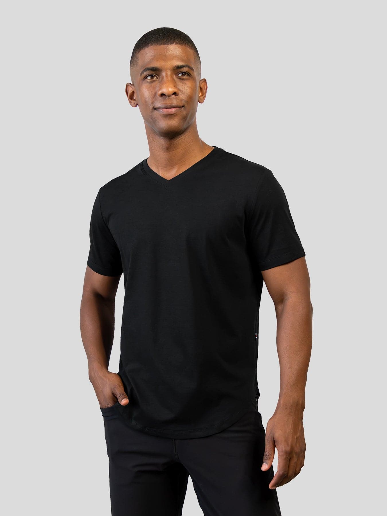 StayCool 2.0 V-neck Curve-Hem Tee: de corte entallado