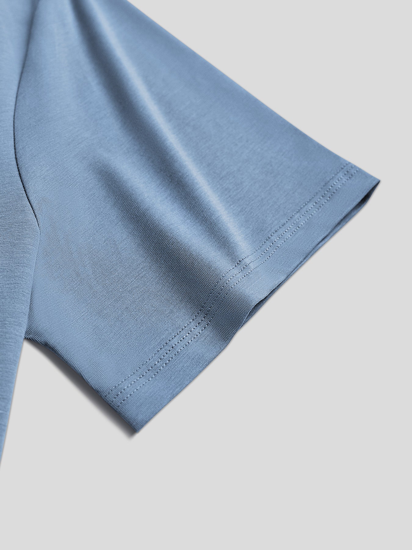 StayCool 2.0 V-neck Curve-Hem Tee: de corte entallado