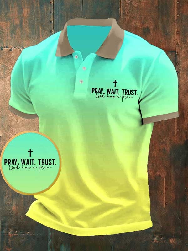 Camisa polo Pray Wait Trust God Has A Plan estampado para hombre