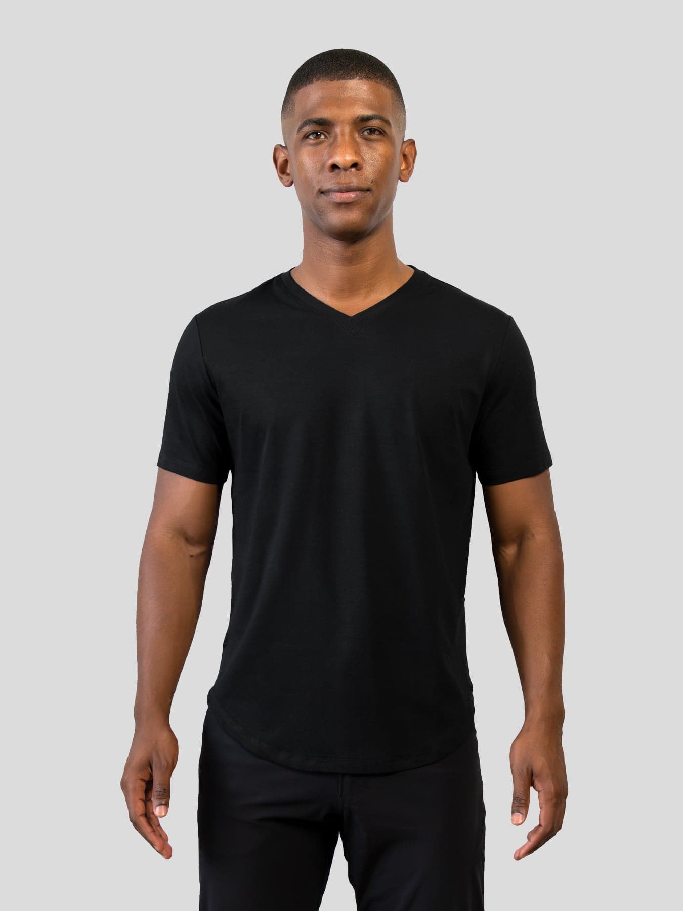 StayCool 2.0 V-neck Curve-Hem Tee: de corte entallado