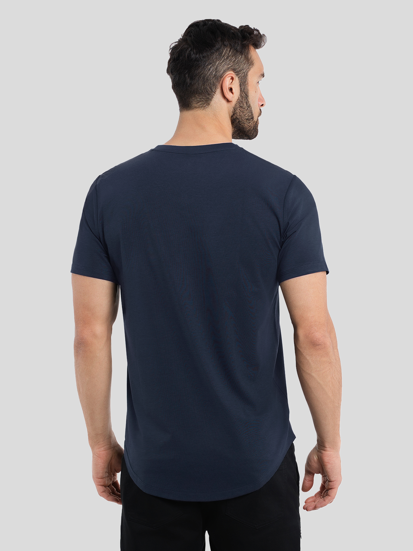 StayCool 2.0 V-neck Elongated Tee: de corte entallado