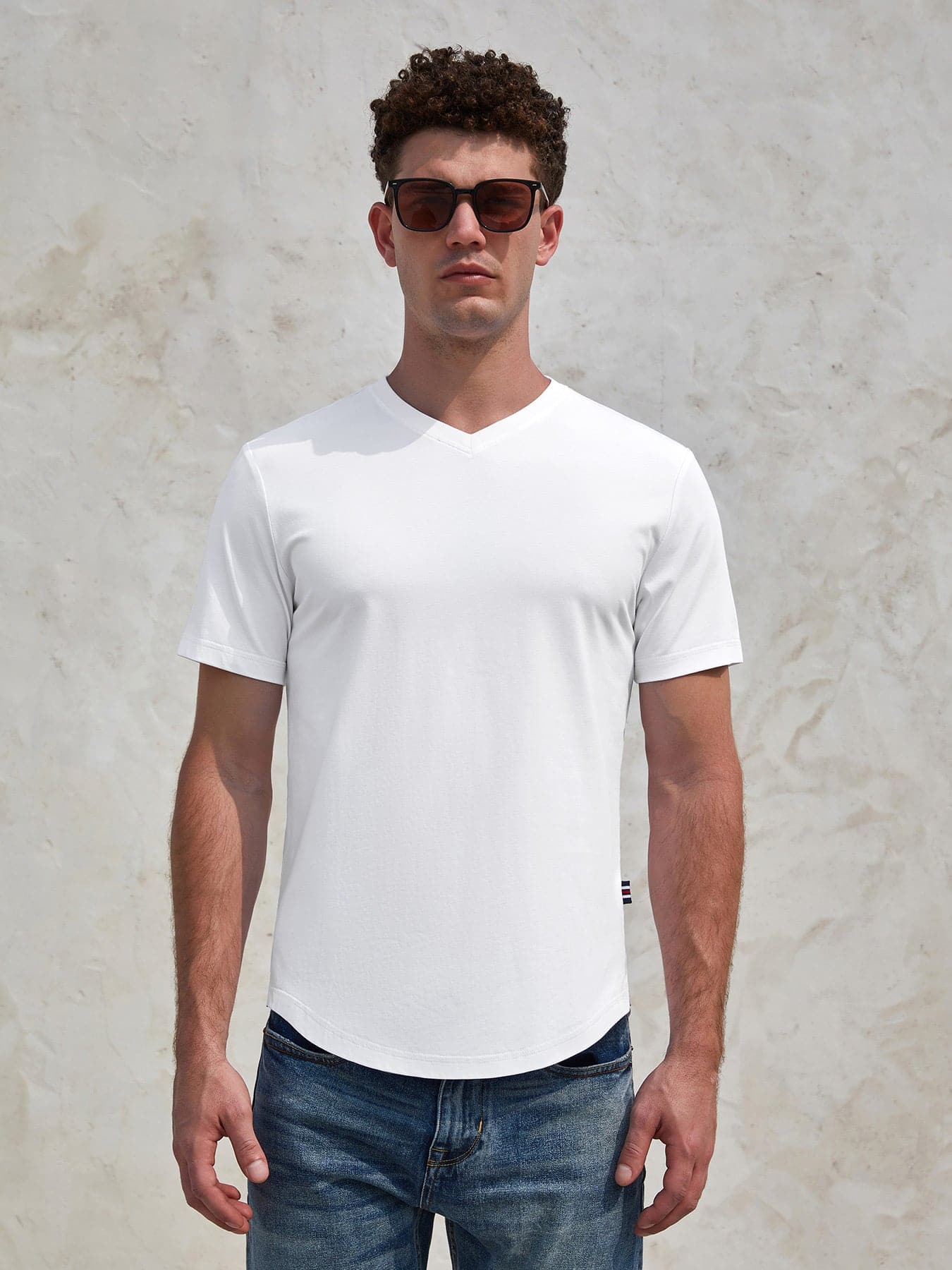StayCool 2.0 V-neck Curve-Hem Tee: de corte entallado