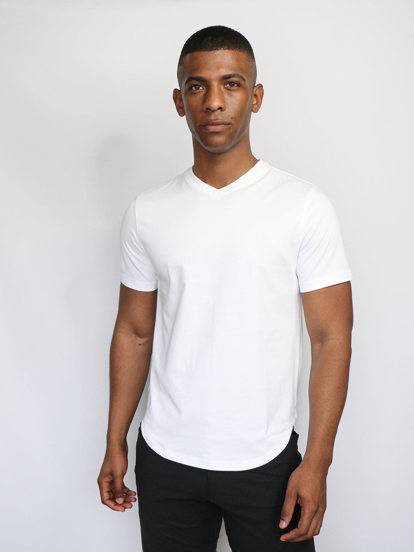 StayCool 2.0 V-neck Curve-Hem Tee: de corte entallado