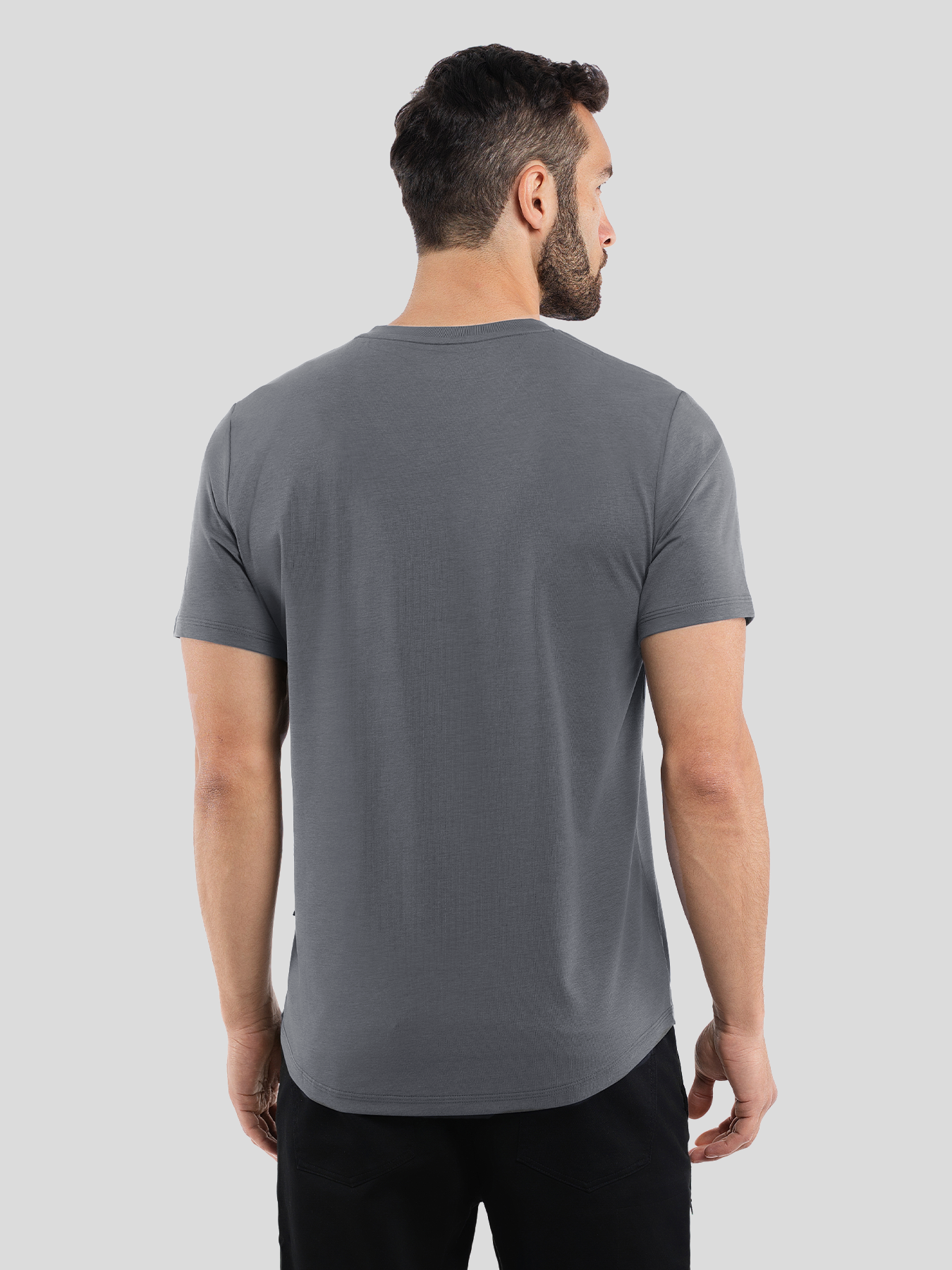 StayCool 2.0 V-neck Elongated Tee: de corte entallado