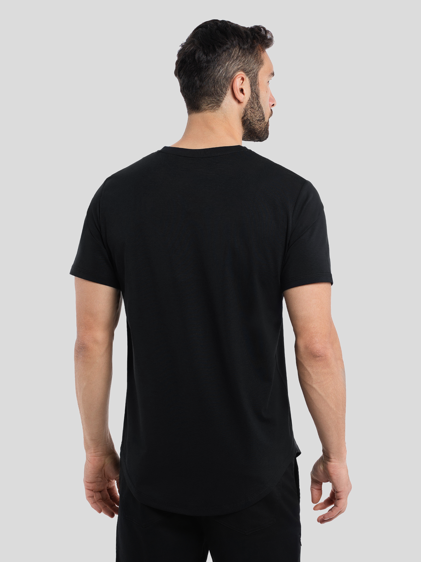 StayCool 2.0 V-neck Elongated Tee: de corte entallado