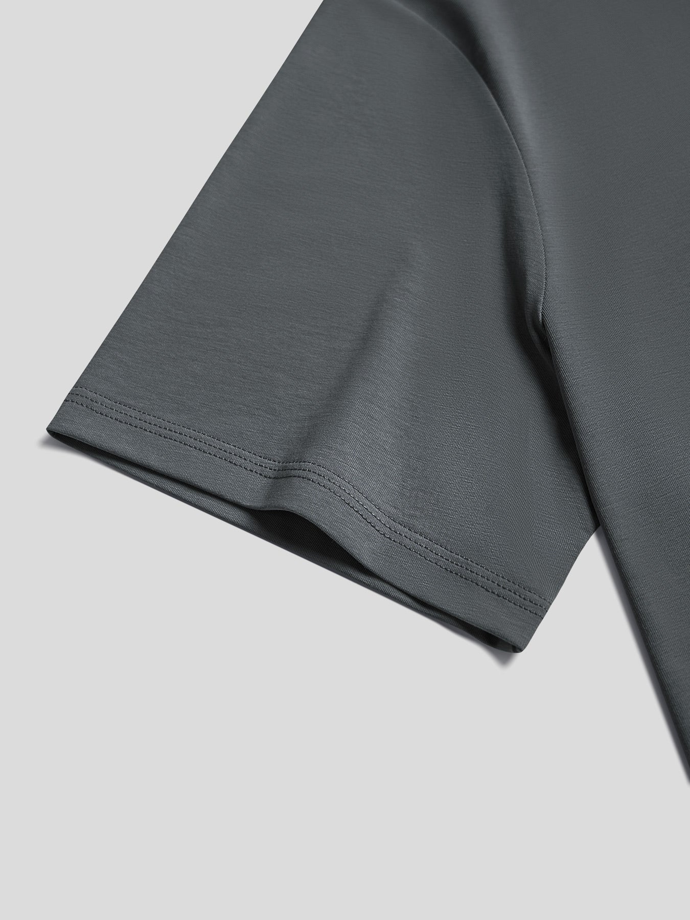 StayCool 2.0 V-neck Curve-Hem Tee: de corte entallado