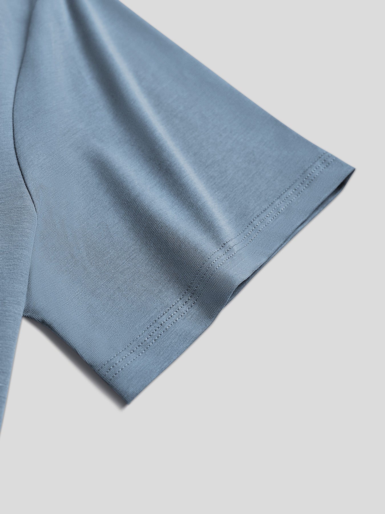 StayCool 2.0 V-neck Curve-Hem Tee: de corte entallado