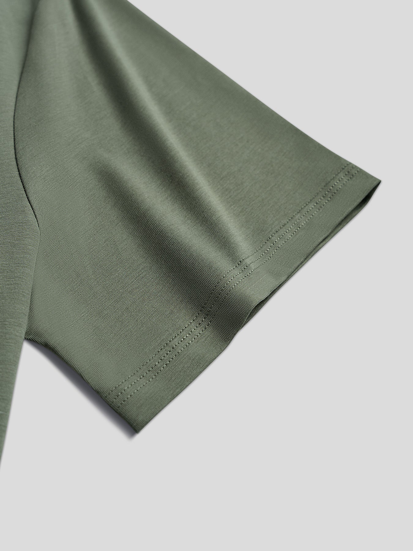 StayCool 2.0 V-neck Curve-Hem Tee: de corte entallado