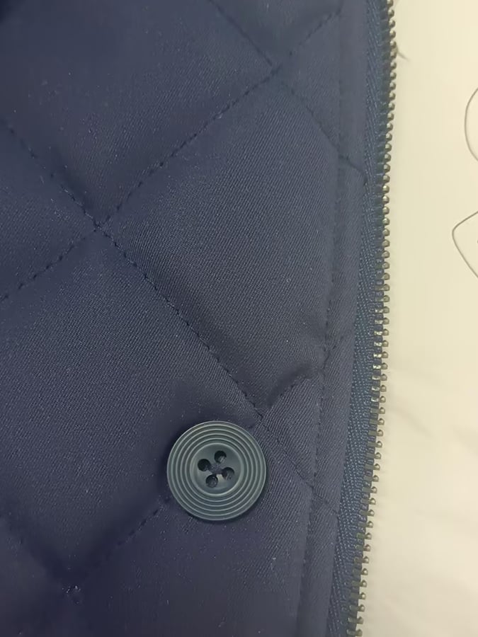 Chaqueta de modaable Open bolsillo Button Design Imitation cuero terciopelo Clip Plush Warm Letter Design para hombre