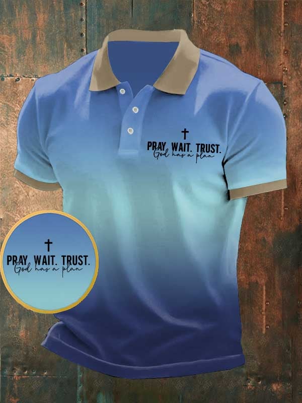 Camisa polo Pray Wait Trust God Has A Plan estampado para hombre
