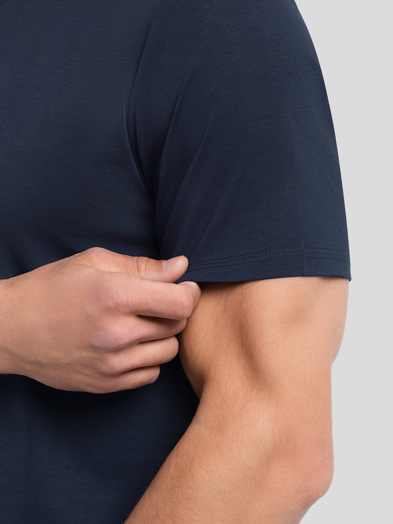 StayCool 2.0 V-neck Elongated Tee: de corte entallado