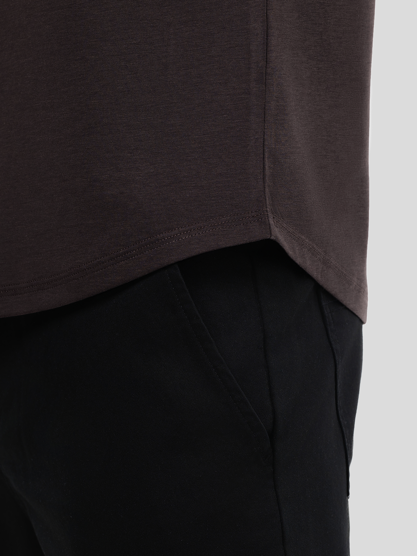 StayCool 2.0 V-neck Curve-Hem Tee: de corte entallado
