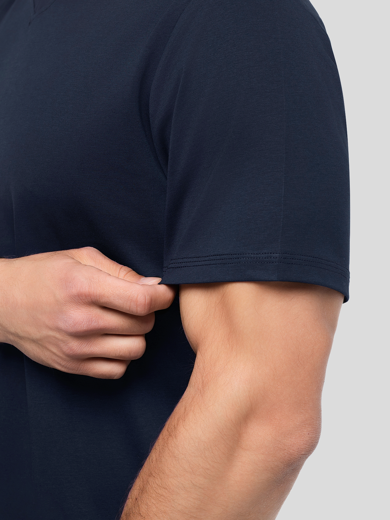 StayCool 2.0 V-neck Curve-Hem Tee: de corte entallado