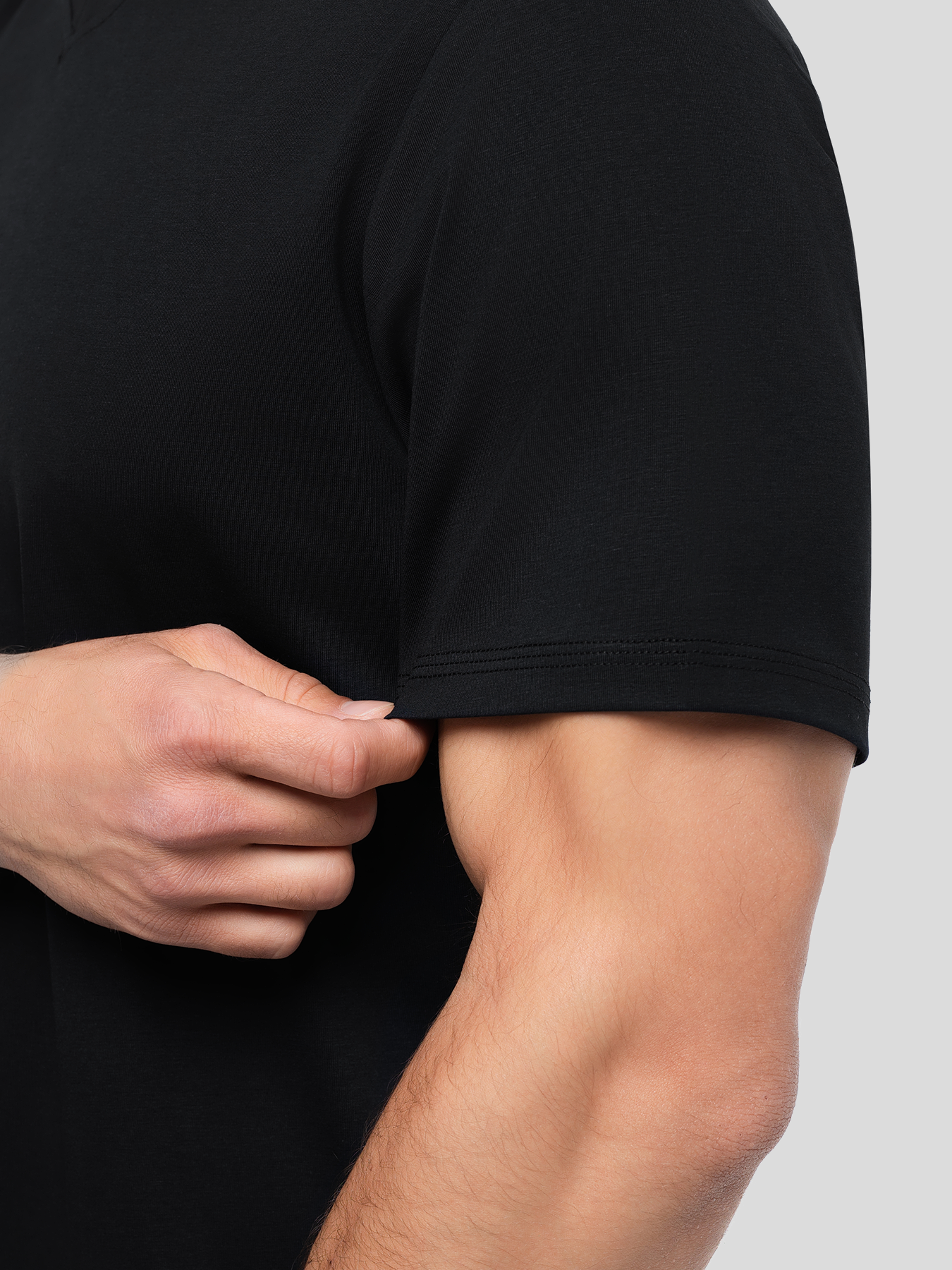 StayCool 2.0 V-neck Elongated Tee: de corte entallado