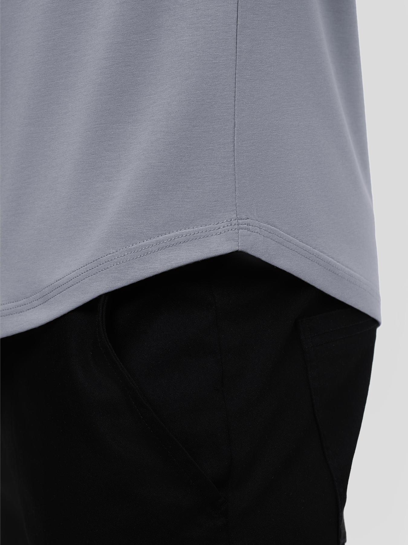 StayCool 2.0 V-neck Curve-Hem Tee: de corte entallado