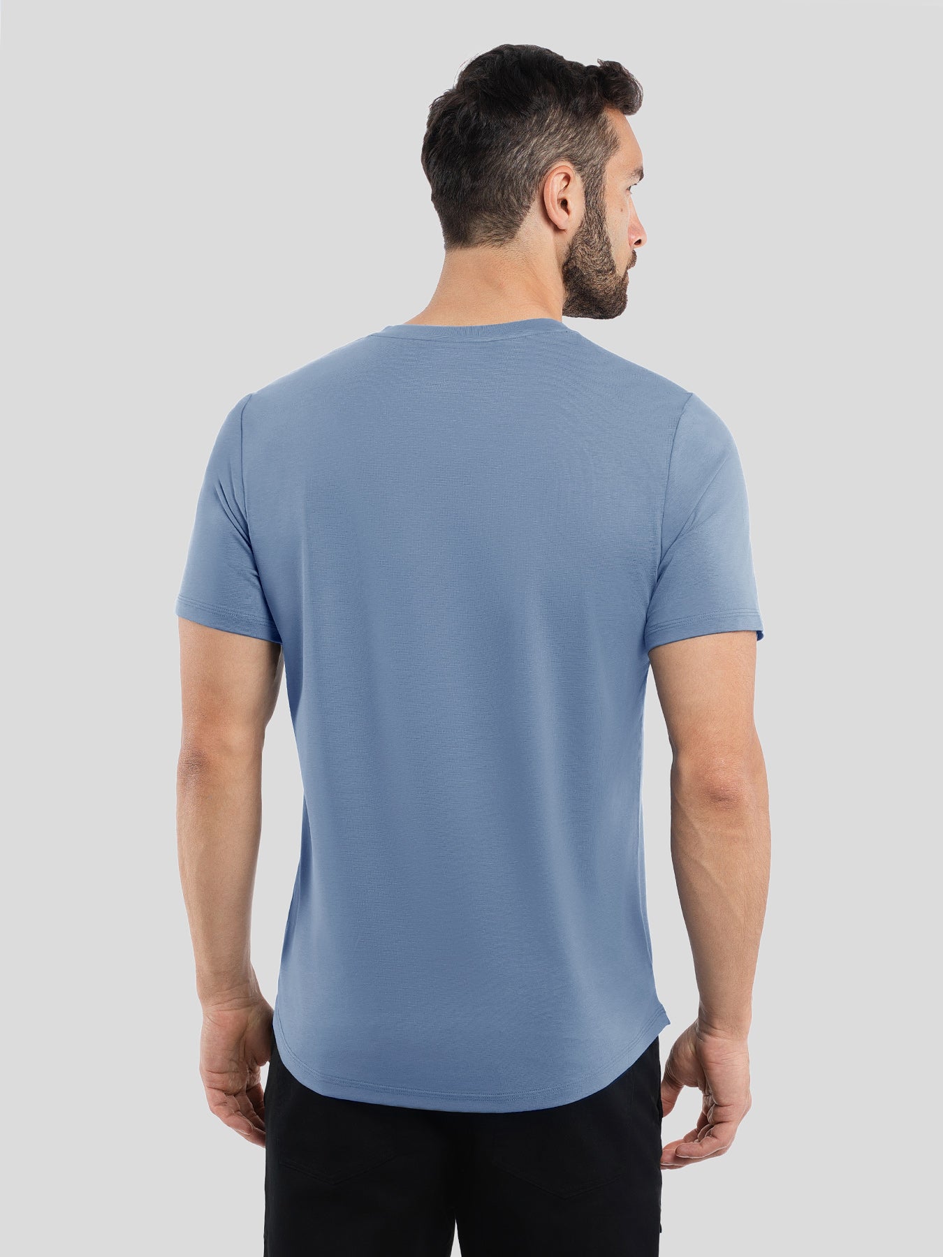 StayCool 2.0 V-neck Curve-Hem Tee: de corte entallado