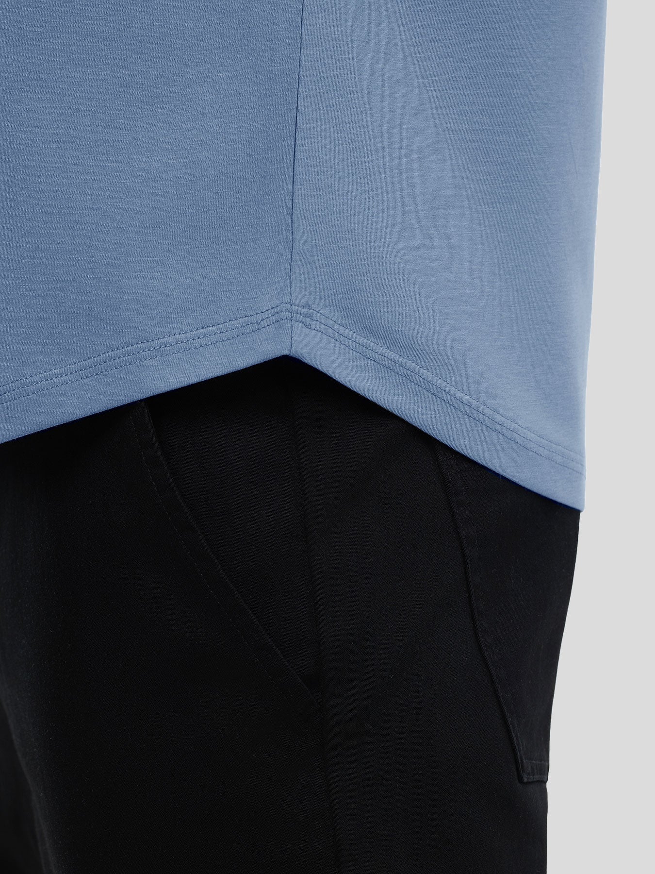 StayCool 2.0 V-neck Curve-Hem Tee: de corte entallado