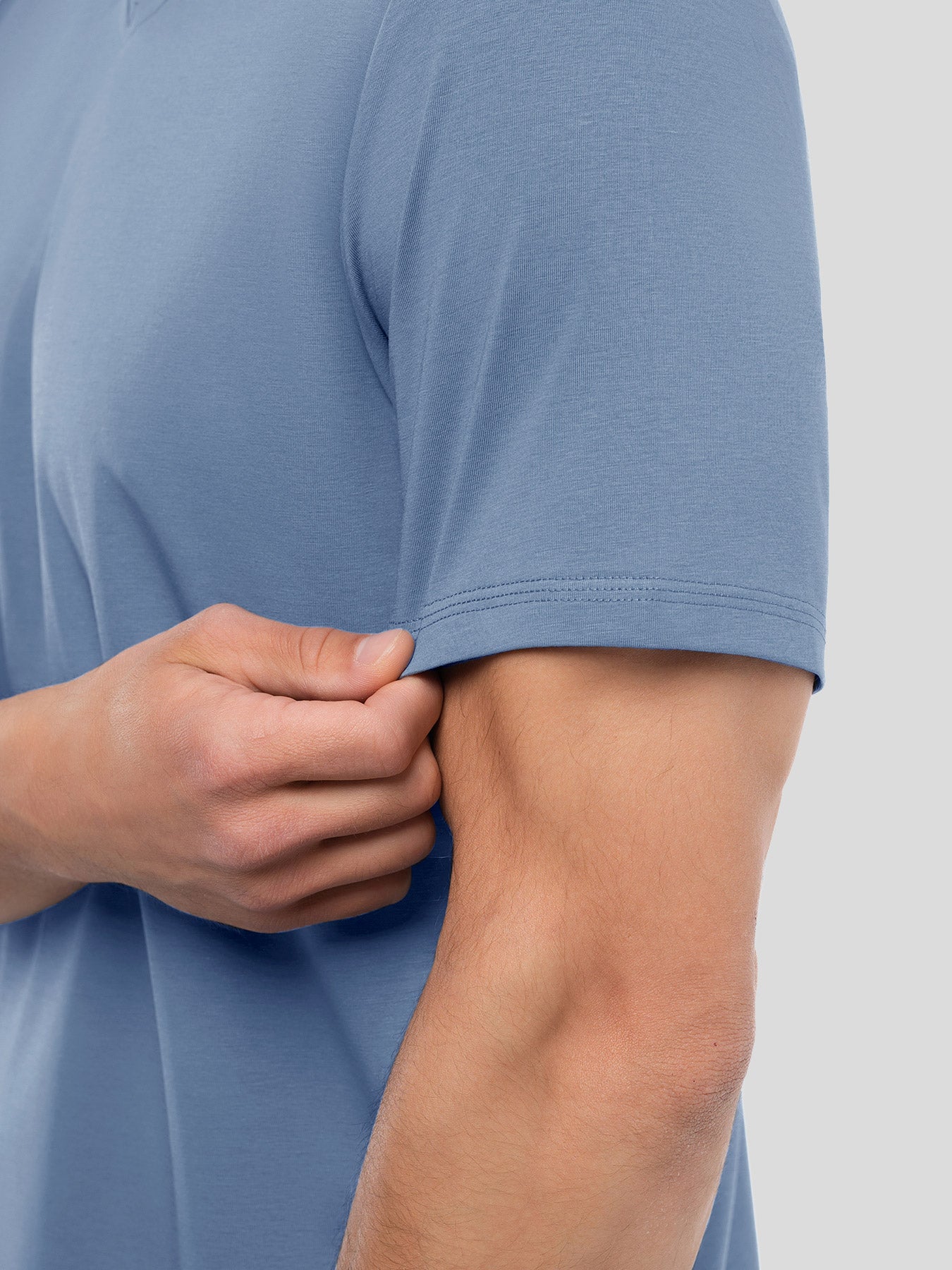 StayCool 2.0 V-neck Curve-Hem Tee: de corte entallado