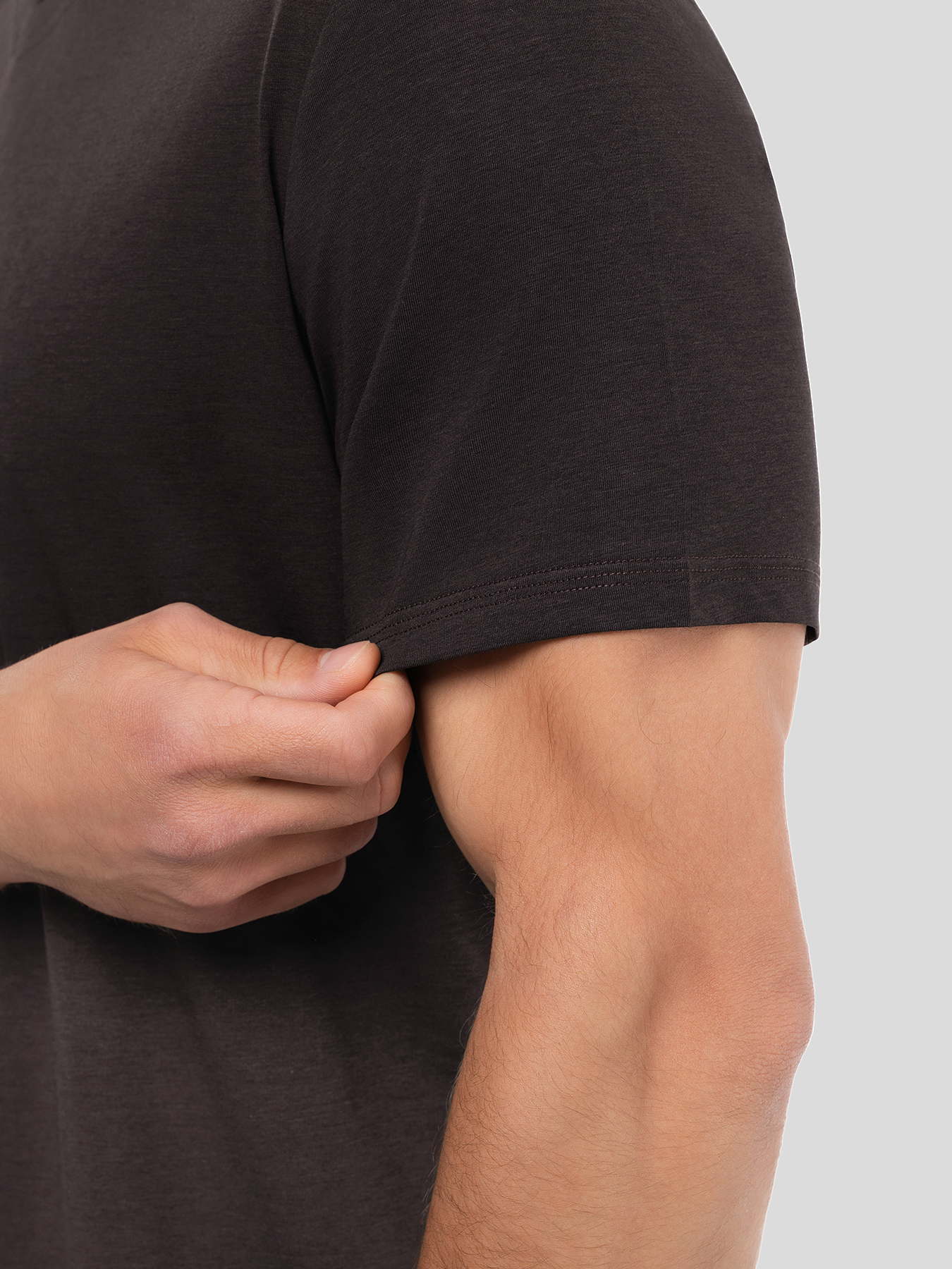StayCool 2.0 V-neck Curve-Hem Tee: de corte entallado