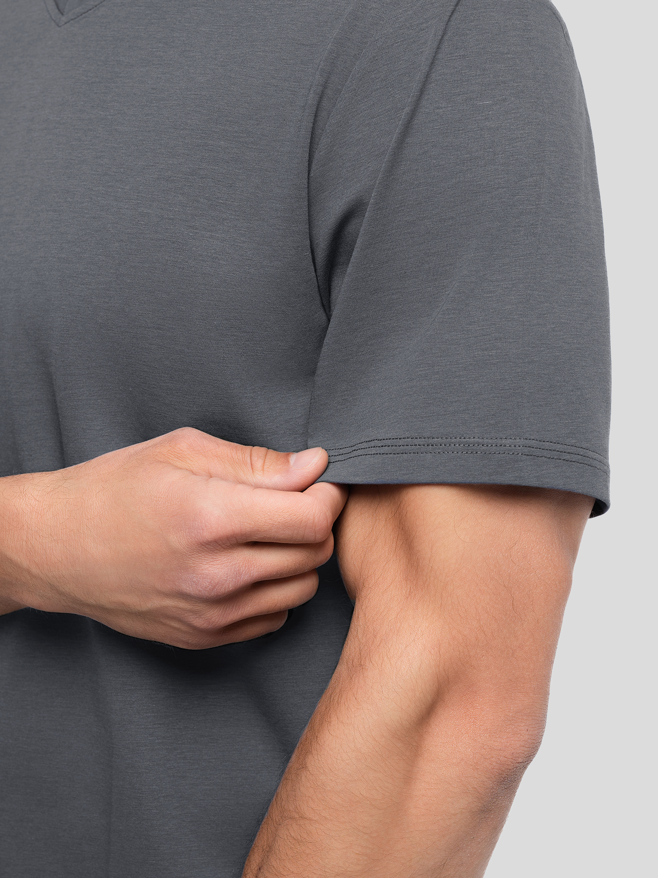 StayCool 2.0 V-neck Elongated Tee: de corte entallado