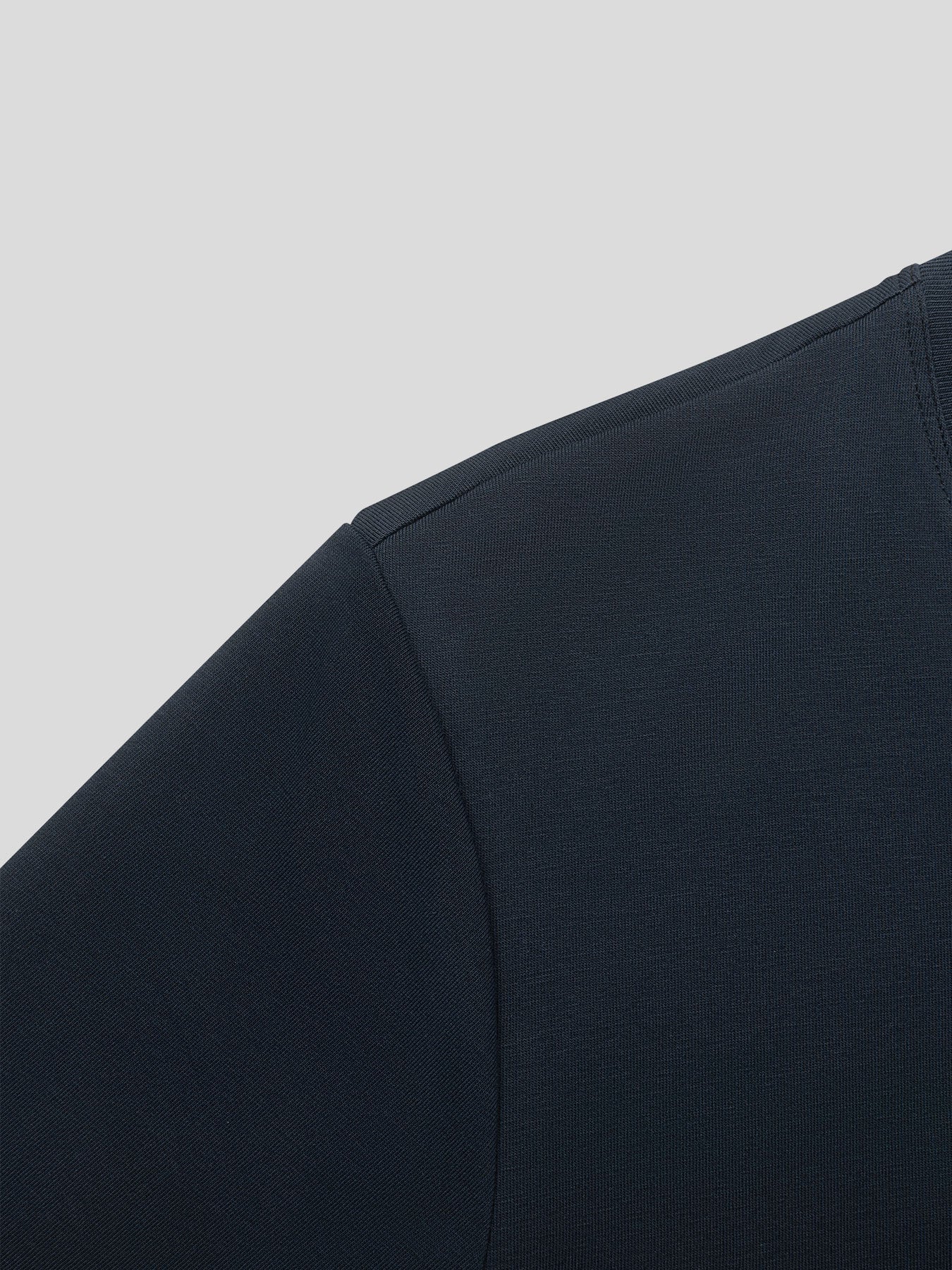 StayCool 2.0 V-neck Curve-Hem Tee: de corte entallado