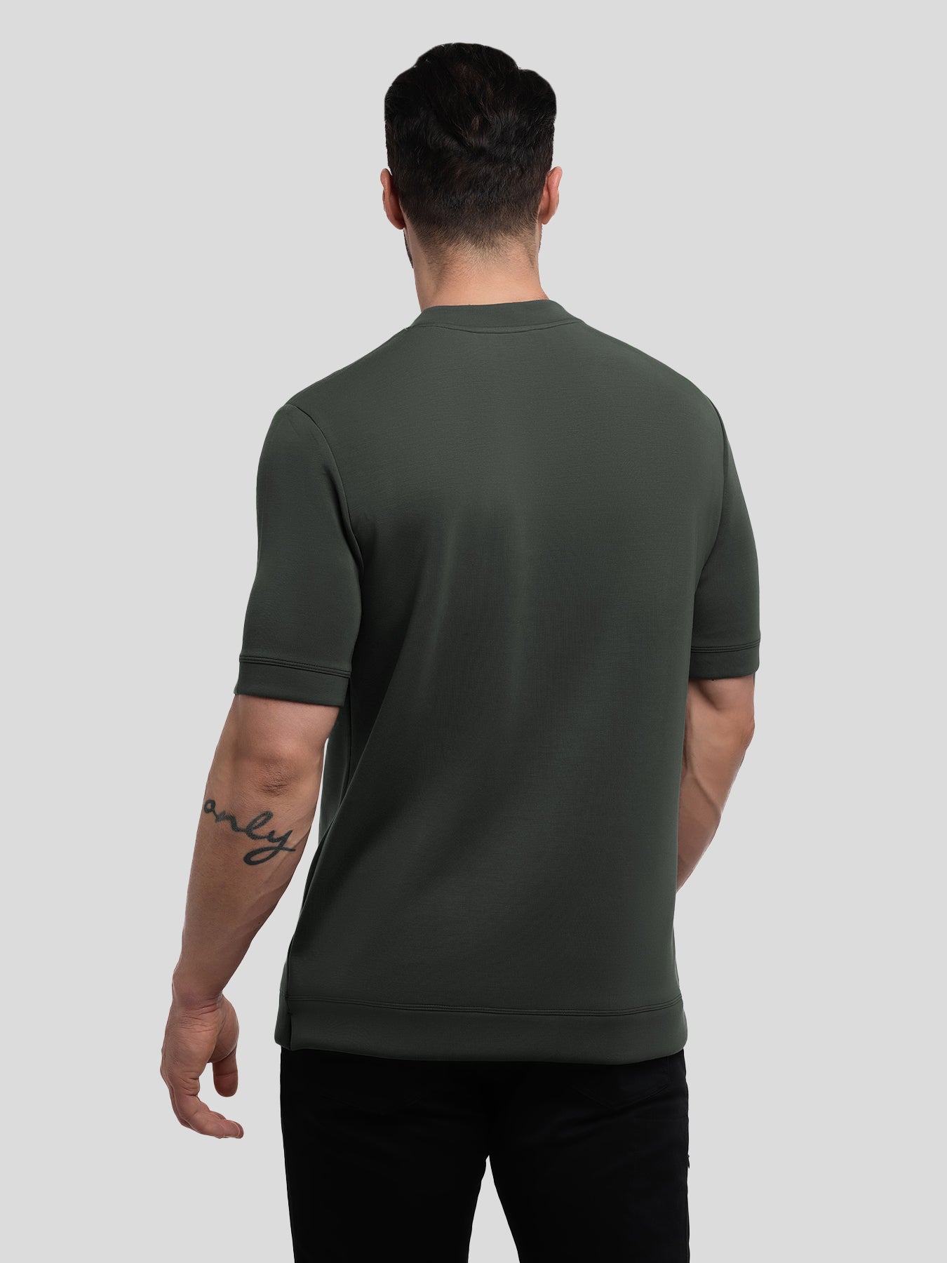 Modal Blend de manga corta Tee:de corte entallado