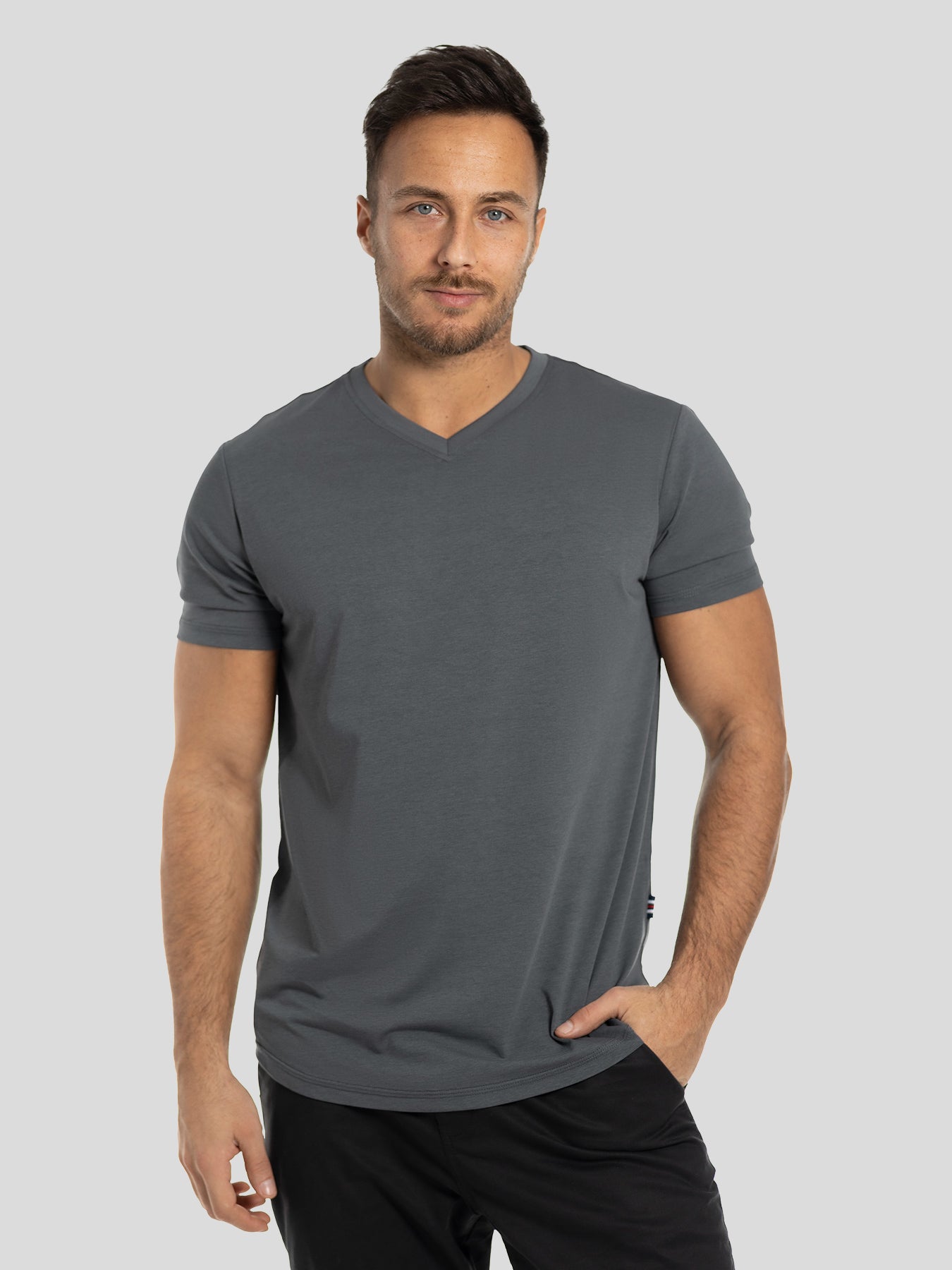 StayCool 2.0 V-neck Curve-Hem Tee: de corte entallado