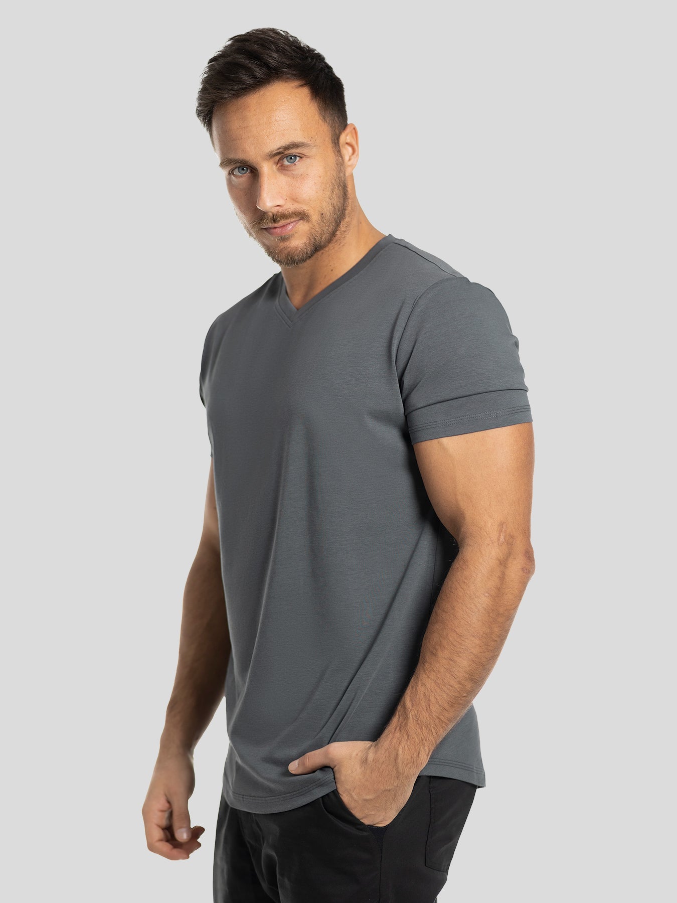 StayCool 2.0 V-neck Curve-Hem Tee: de corte entallado