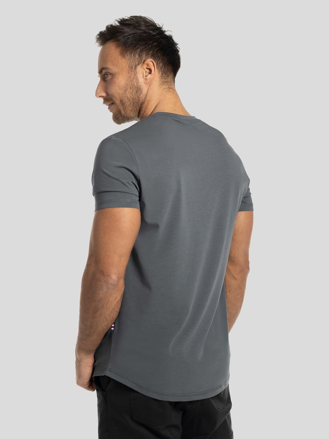 StayCool 2.0 V-neck Curve-Hem Tee: de corte entallado