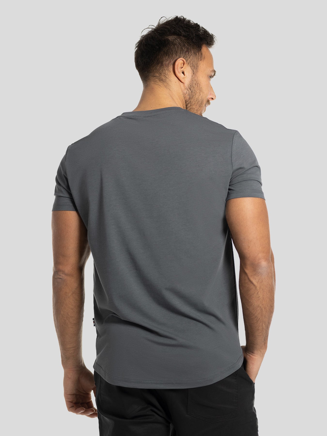StayCool 2.0 V-neck Curve-Hem Tee: de corte entallado