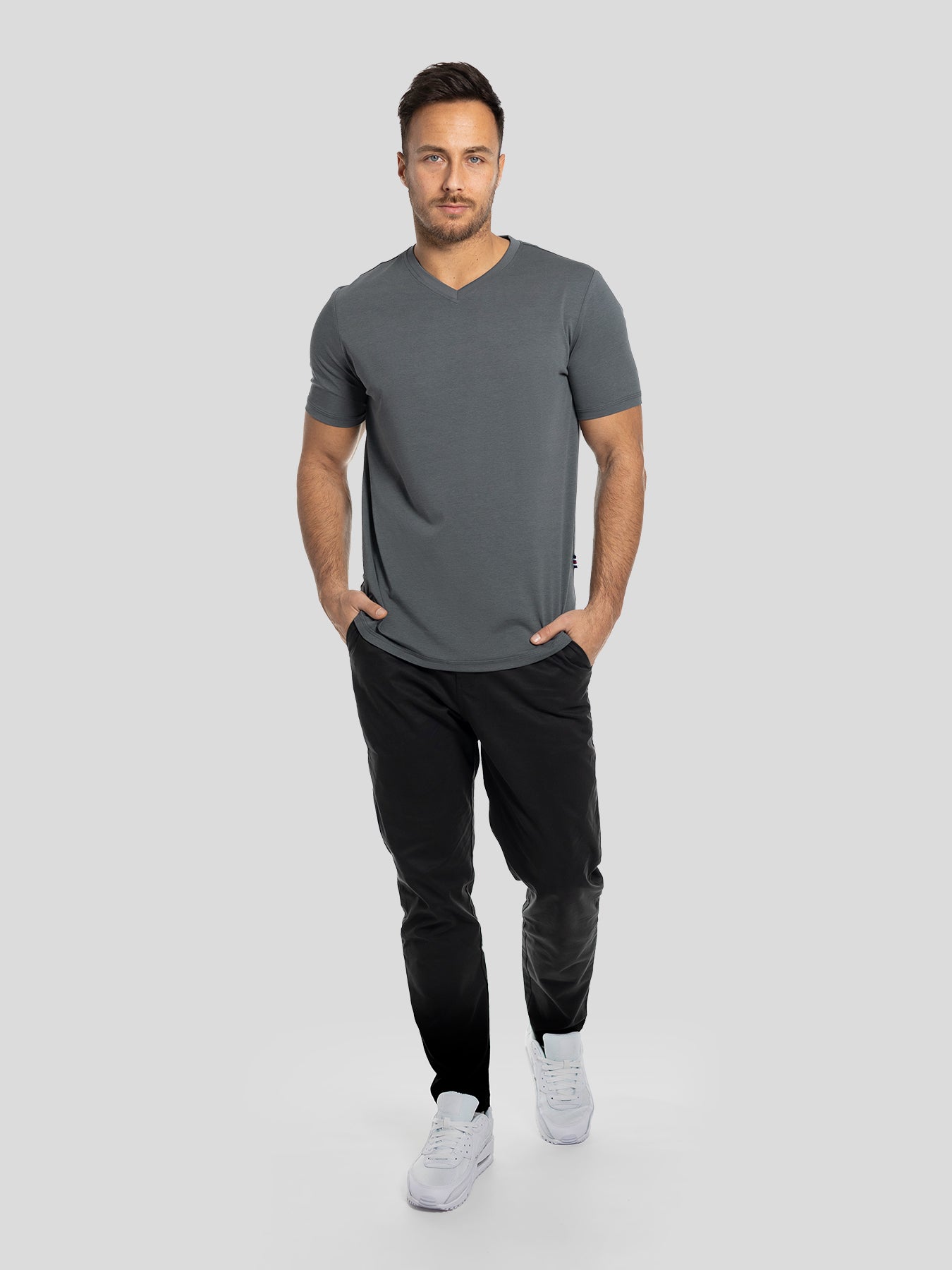 StayCool 2.0 V-neck Curve-Hem Tee: de corte entallado