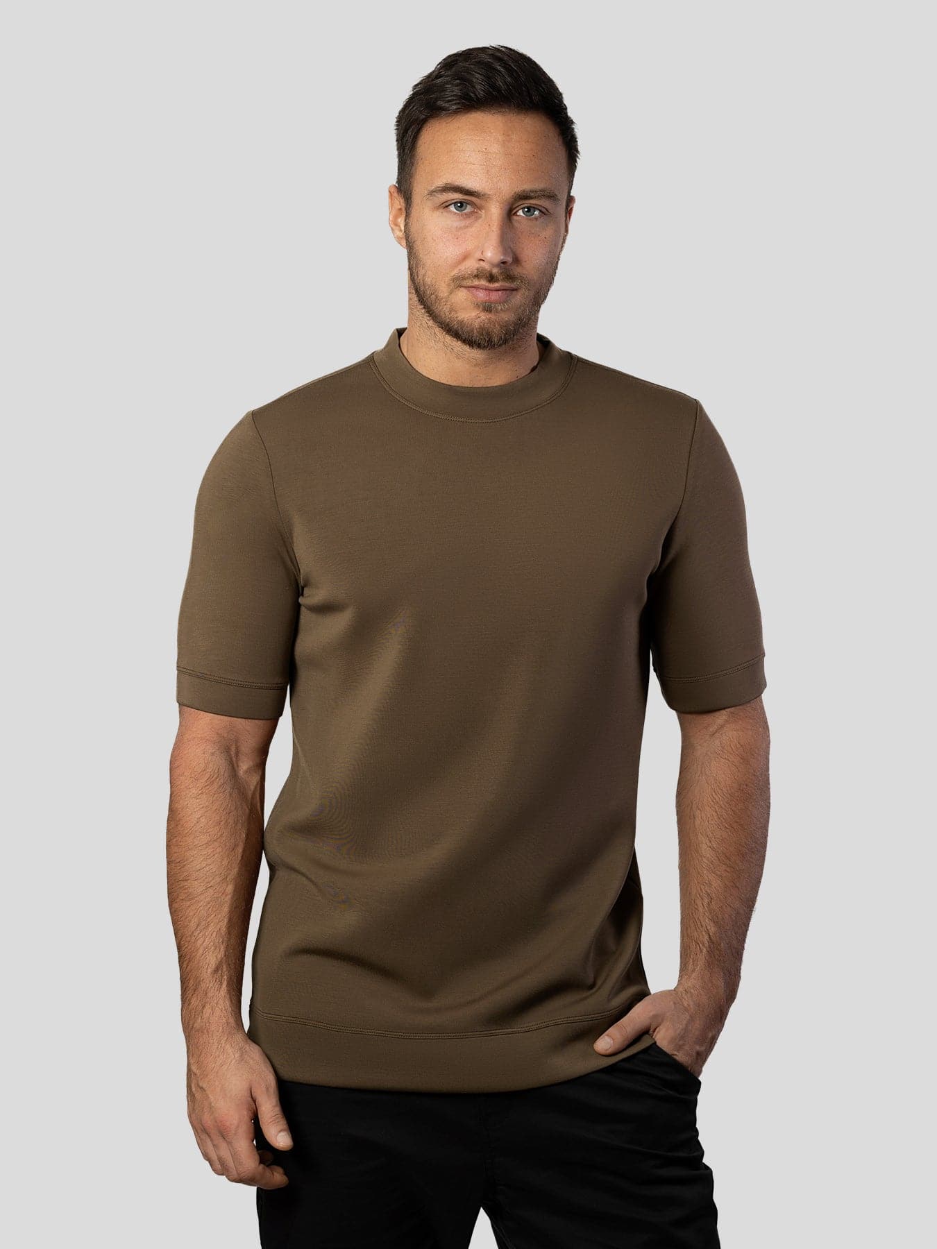 Modal Blend de manga corta Tee:de corte entallado