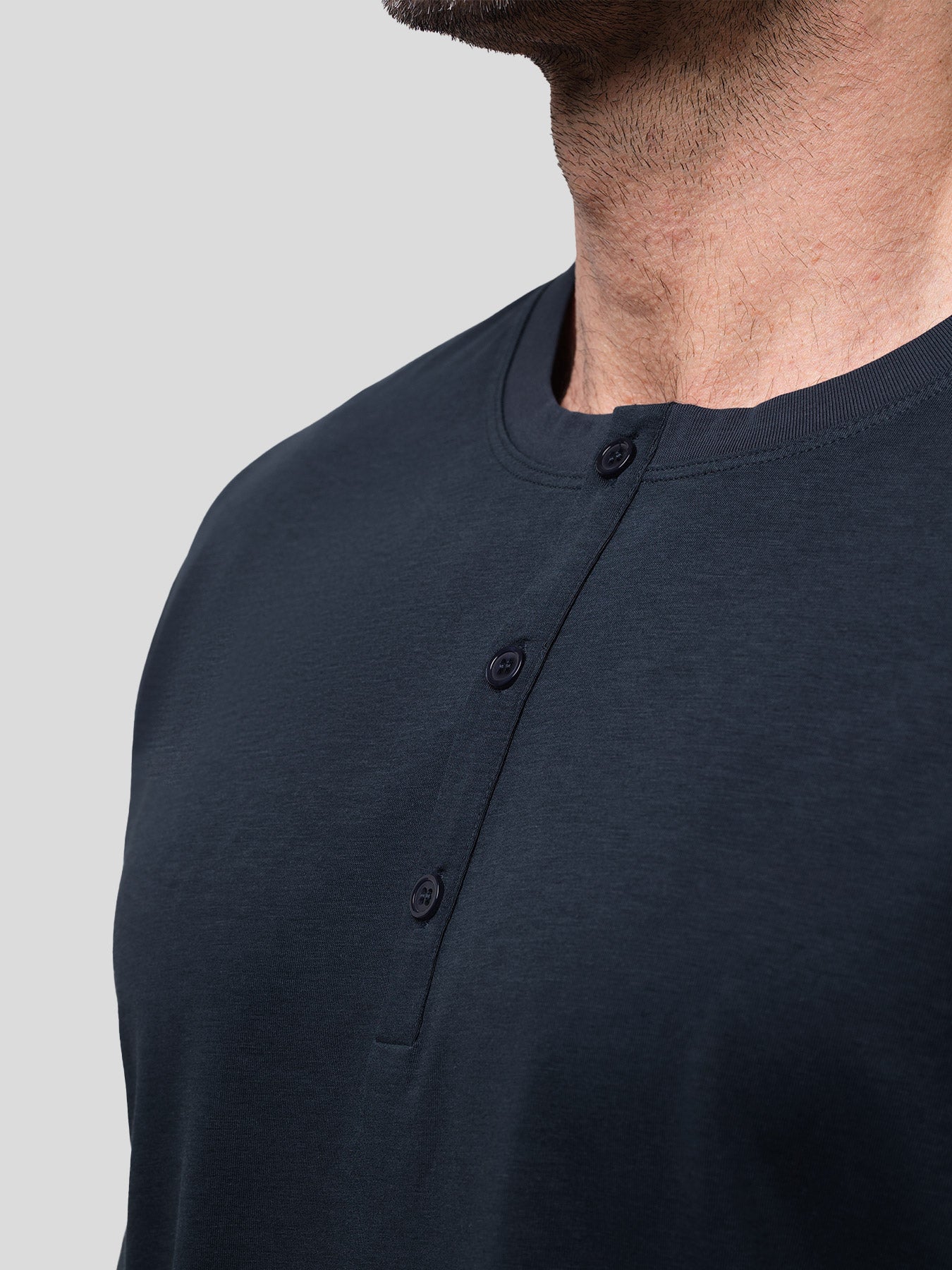 StaySmooth de manga larga Henley Drop-Cut Tee