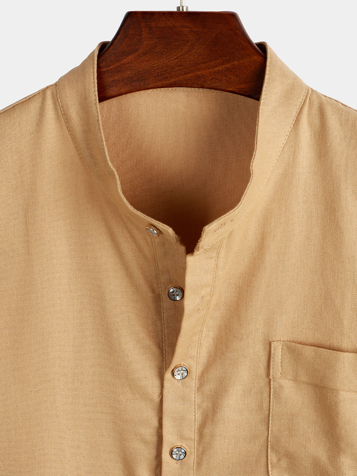 De color sólido Stand Collar Half Button Pocket Froncamiseta para hombre