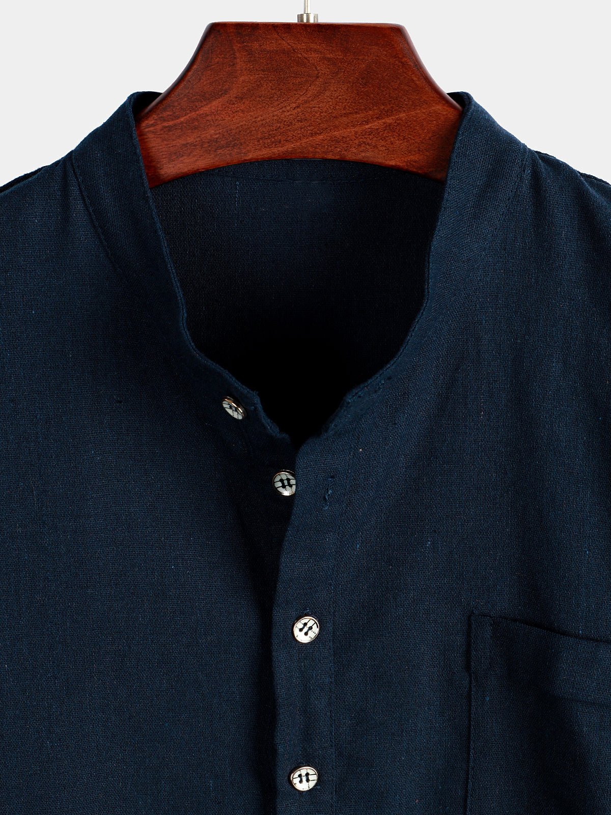 De color sólido Stand Collar Half Button Pocket Froncamiseta para hombre