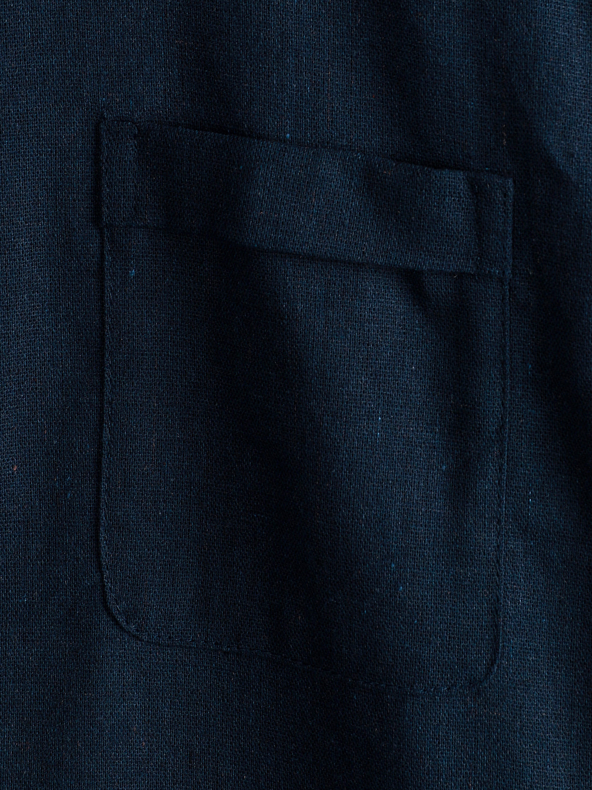 De color sólido Stand Collar Half Button Pocket Froncamiseta para hombre